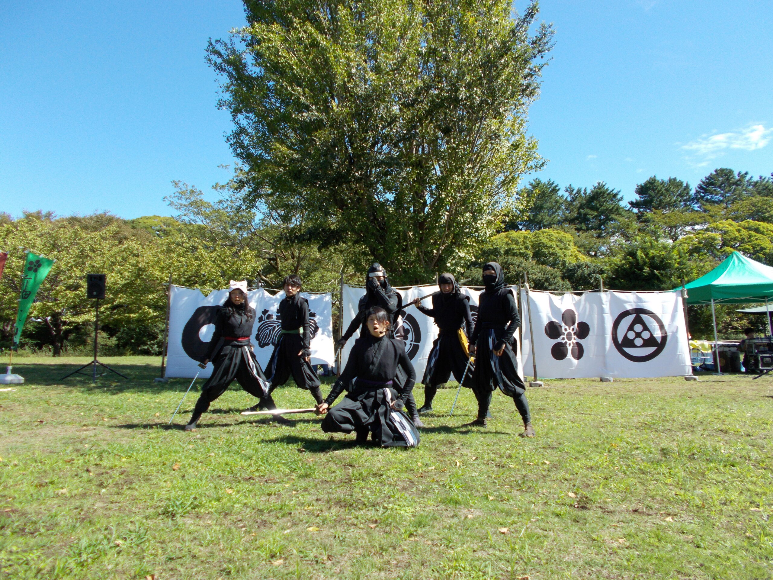 Estatua del samurái Hattori Hanzō y figuras ninja