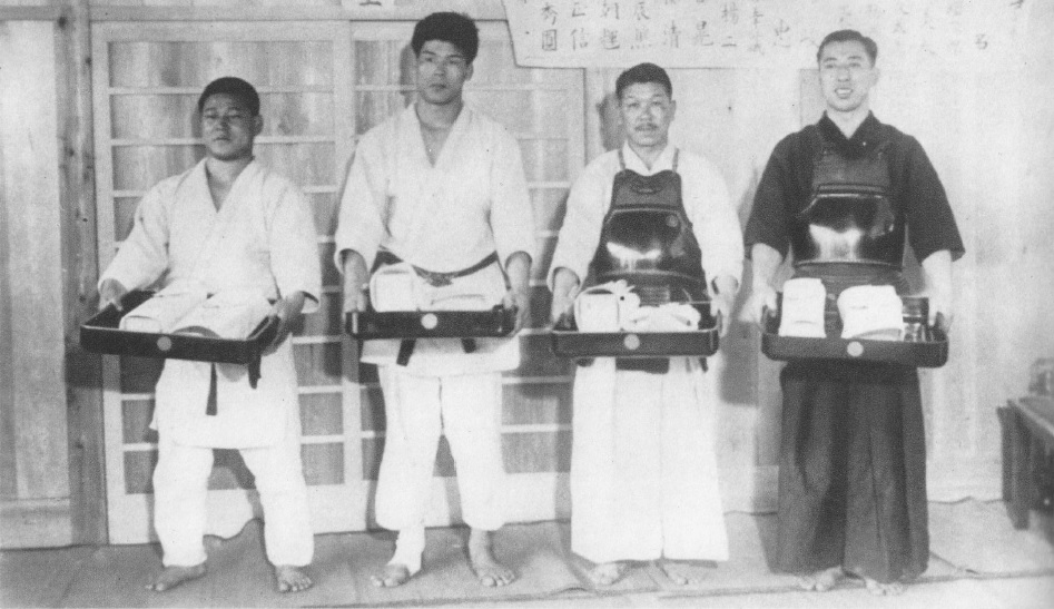 Campeones de kendo con keikogi y armadura bogu