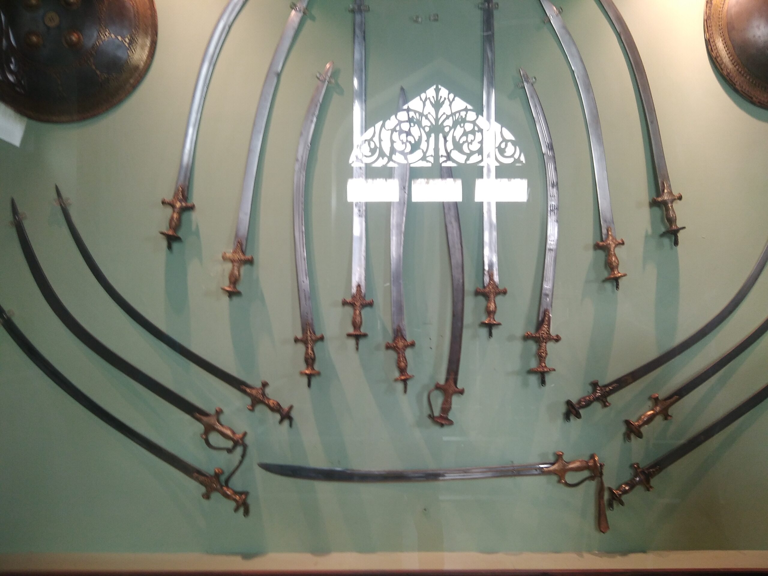 Colección de museo mostrando diferentes tipos de espadas de la historia